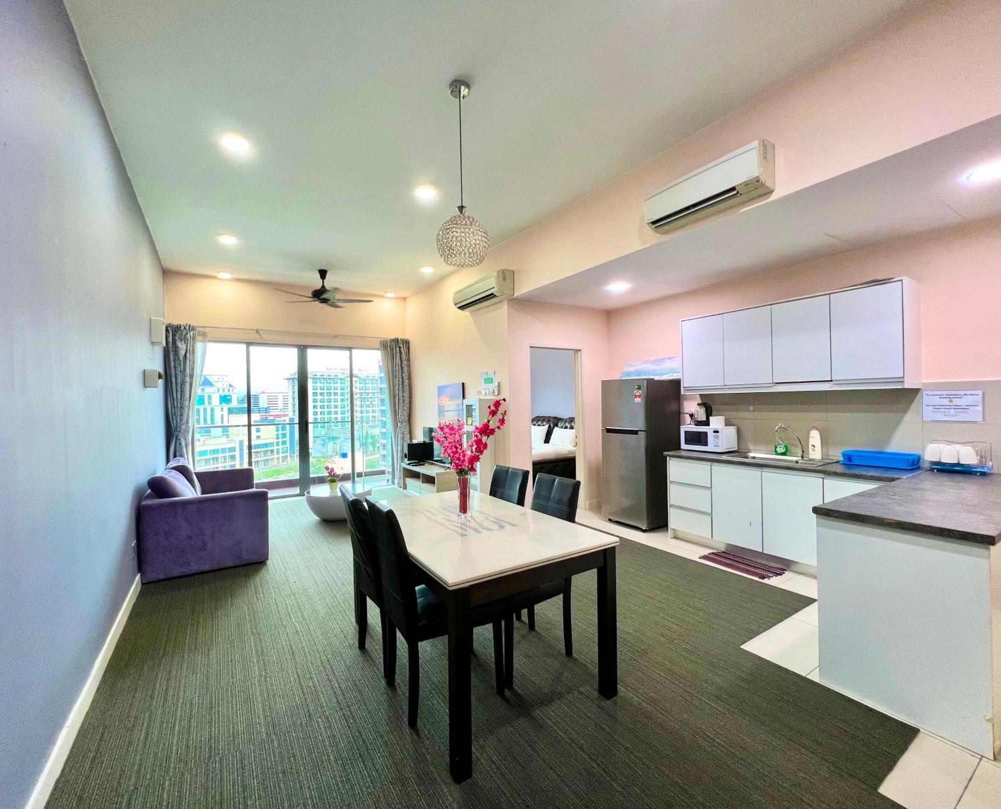 Capital O 90987 The Loft Residences Homestay @ Imago Shopping Mall 2 Kampong Sembulan Extérieur photo